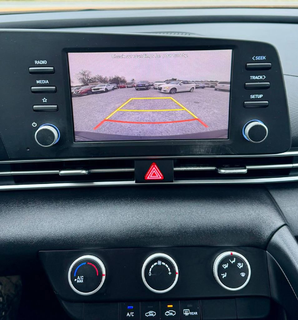 Used 2021 Hyundai Elantra SE FWD image 17