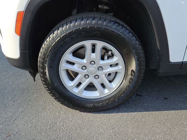 Used 2023 Jeep Grand Cherokee Laredo w/ Luxury Tech Group I RWD image 9