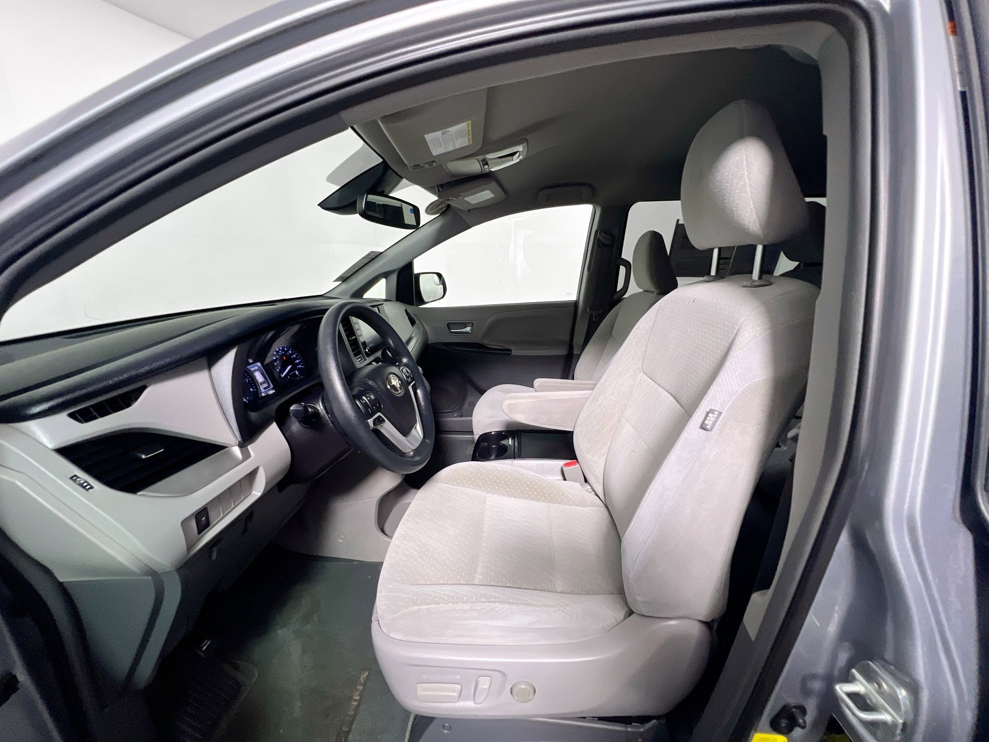 Used 2018 Toyota Sienna LE image 14