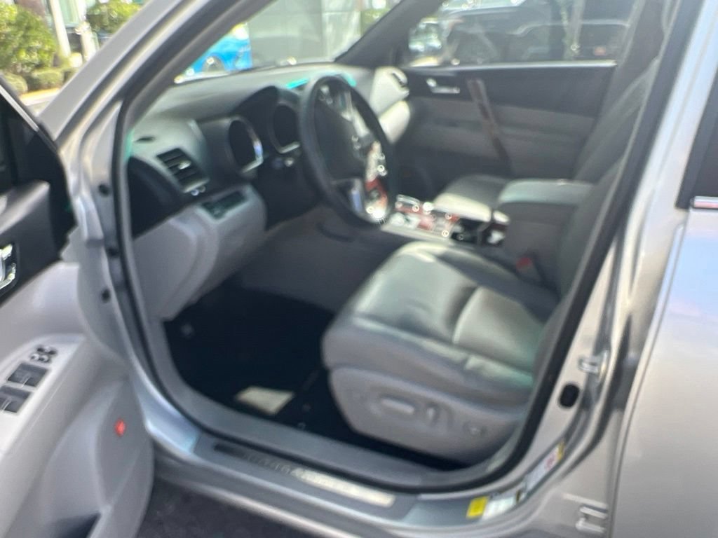 Used 2012 Toyota Highlander Limited w/ Tow Pkg FWD image 5
