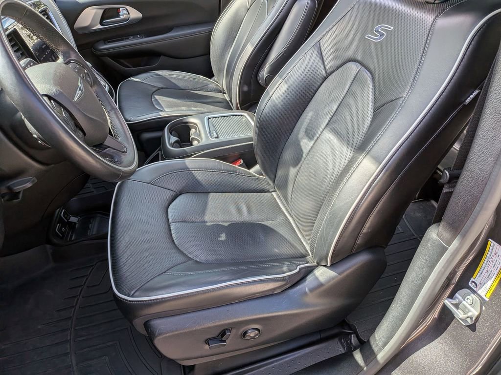 Used 2020 Chrysler Pacifica Limited w/ Advanced Safetytec Group FWD image 25