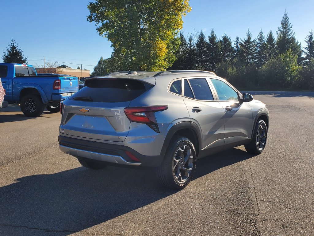 Used 2024 Chevrolet Trax LT w/ Driver Confidence Package FWD image 4