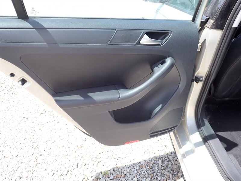 Used 2011 Volkswagen Jetta SE FWD image 21