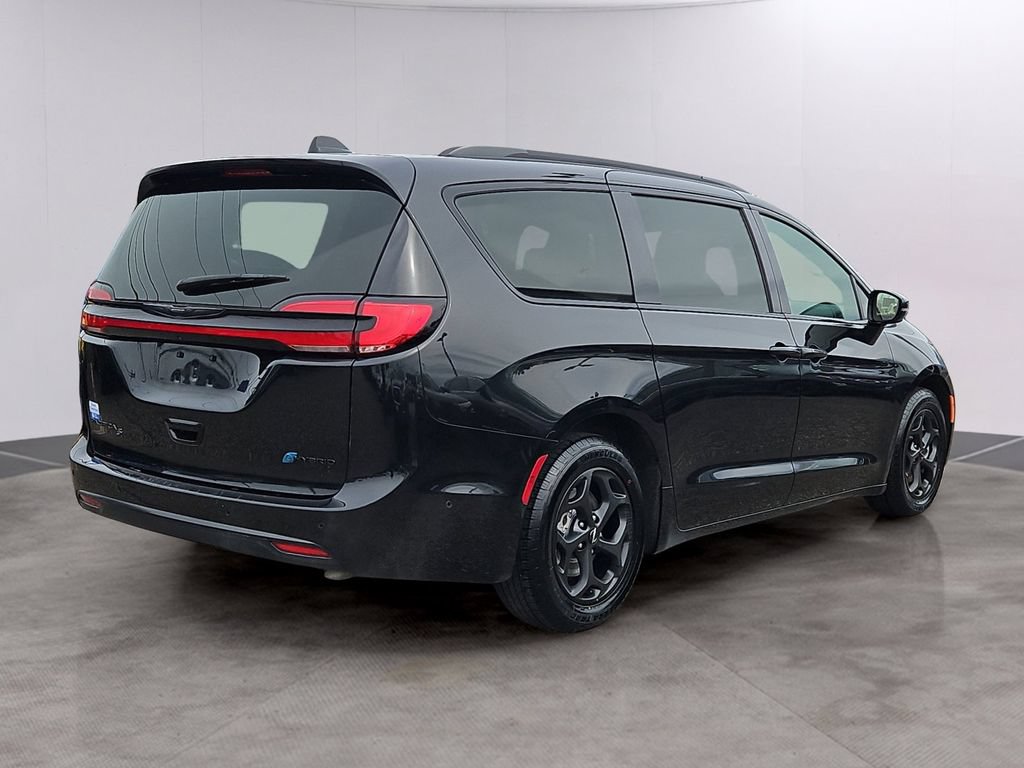Used 2024 Chrysler Pacifica Premium FWD image 4