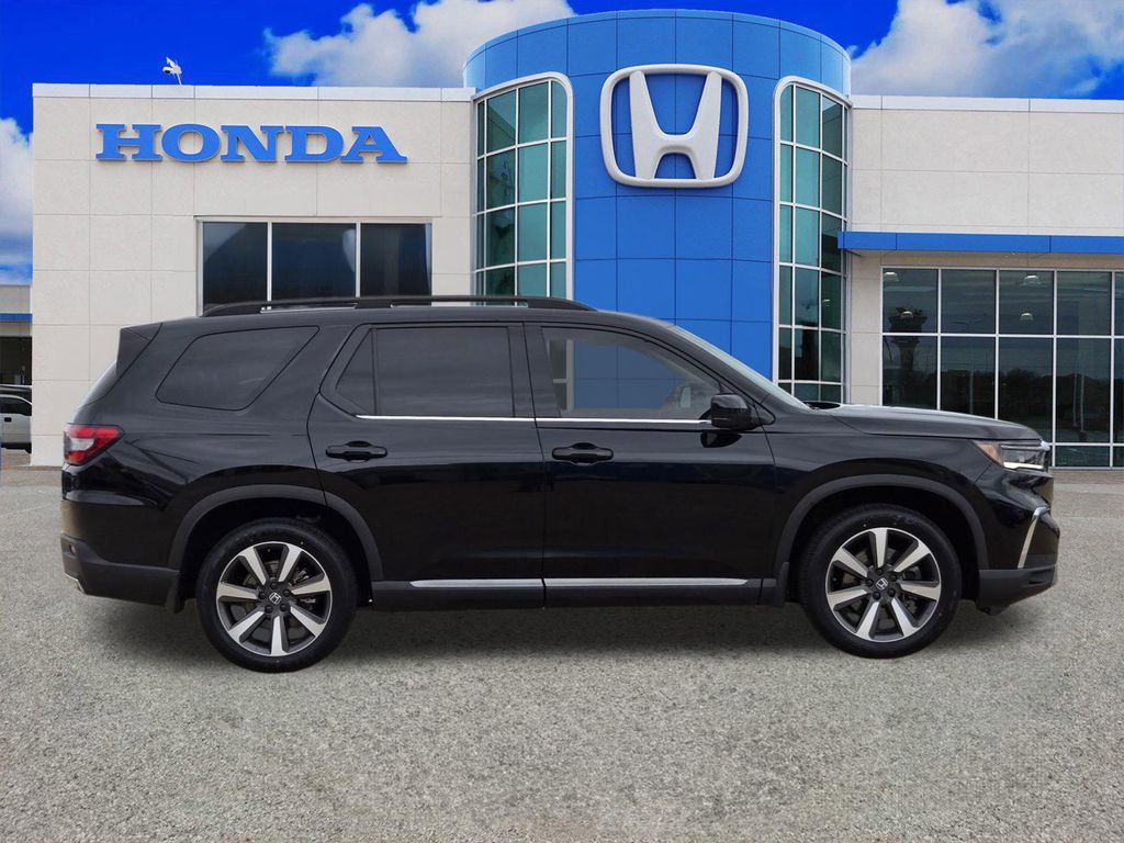 Used 2023 Honda Pilot Touring image 2