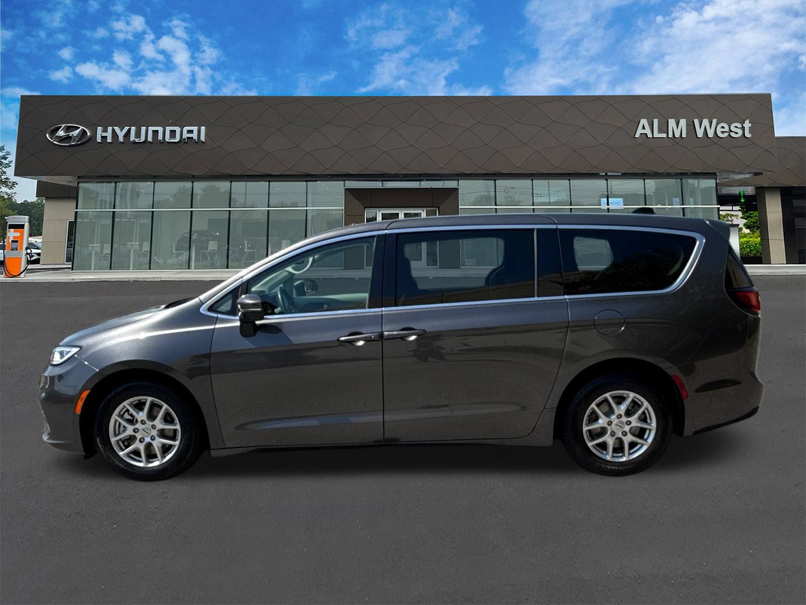 Used 2023 Chrysler Pacifica Touring-L FWD image 8