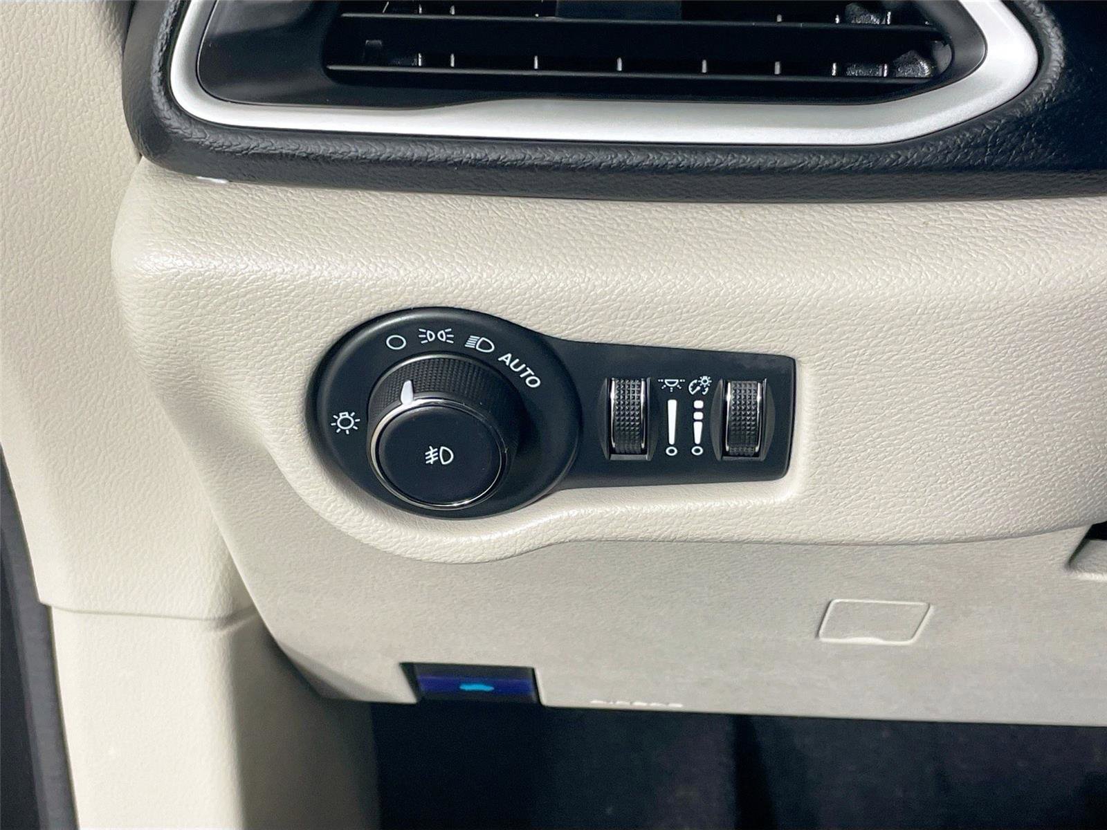 Used 2024 Chrysler Pacifica Touring-L image 10