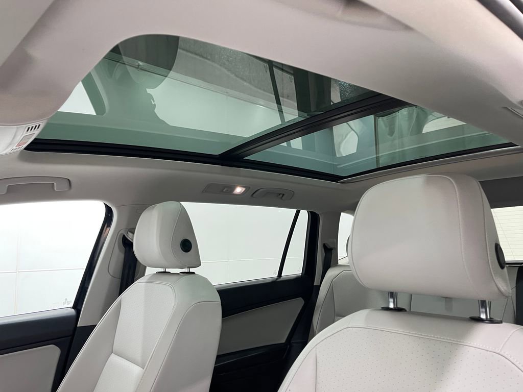 Used 2021 Volkswagen Tiguan SE w/ Panoramic Sunroof Package image 10