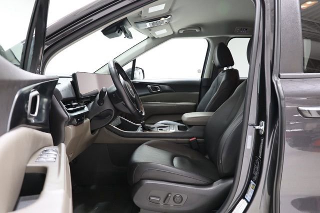 Used 2025 Kia Carnival image 17