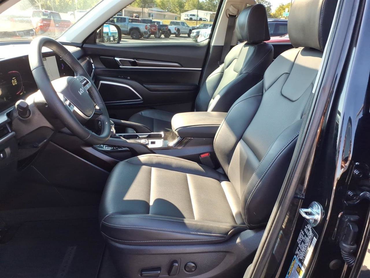 Used 2025 Kia Telluride S FWD image 12