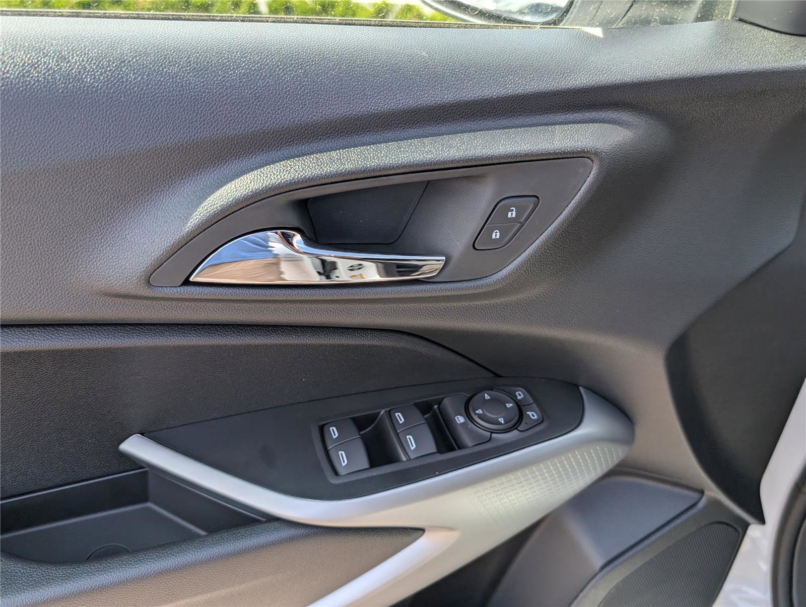 New 2026 Chevrolet Trax RS w/ Sunroof Package FWD image 15