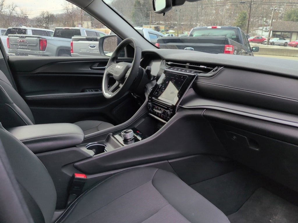 Used 2024 Jeep Grand Cherokee Laredo X w/ Trailer Tow Package image 16