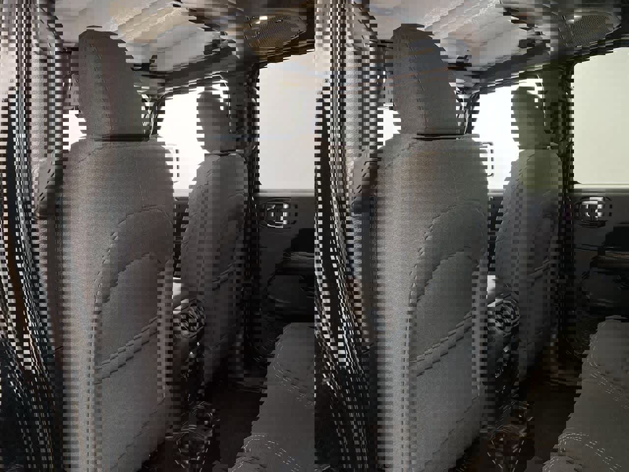 Used 2025 Jeep Wrangler Sahara image 15