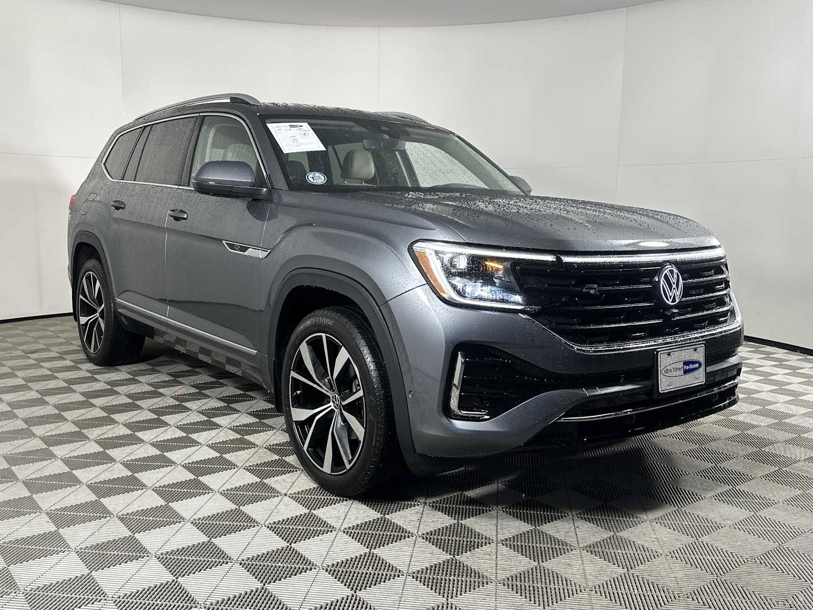 Used 2024 Volkswagen Atlas SEL Premium R-Line image 2
