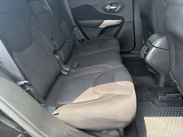 Used 2017 Jeep Cherokee Latitude w/ Cold Weather Group AWD/4WD image 16