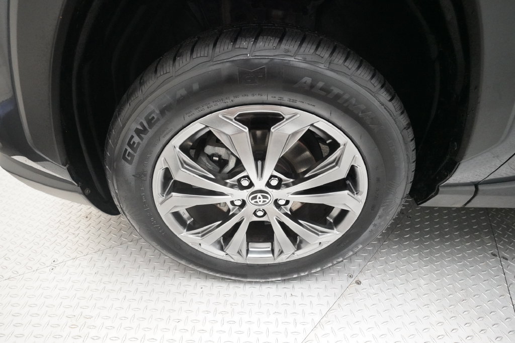 Used 2022 Toyota RAV4 XLE Premium AWD/4WD image 25