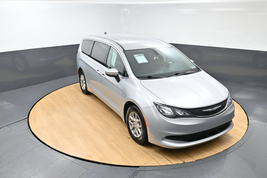 Used 2022 Chrysler Voyager LX FWD image 6