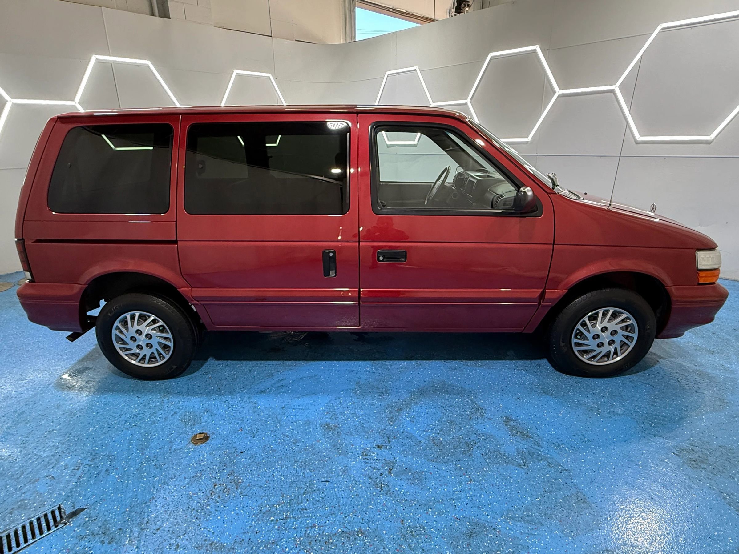 Used 1995 Dodge Caravan Minivan image 9