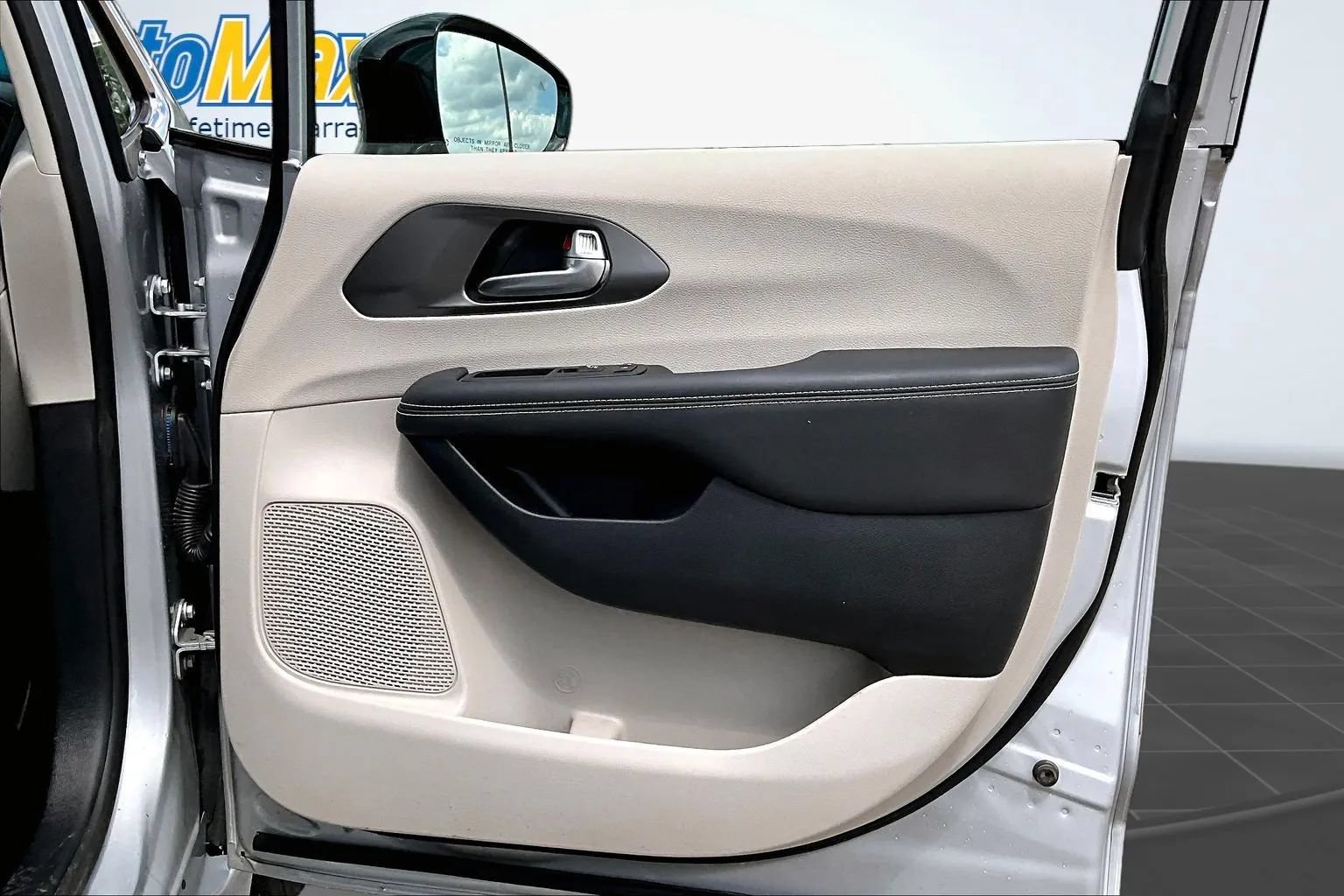 Used 2024 Chrysler Pacifica Touring-L FWD image 26
