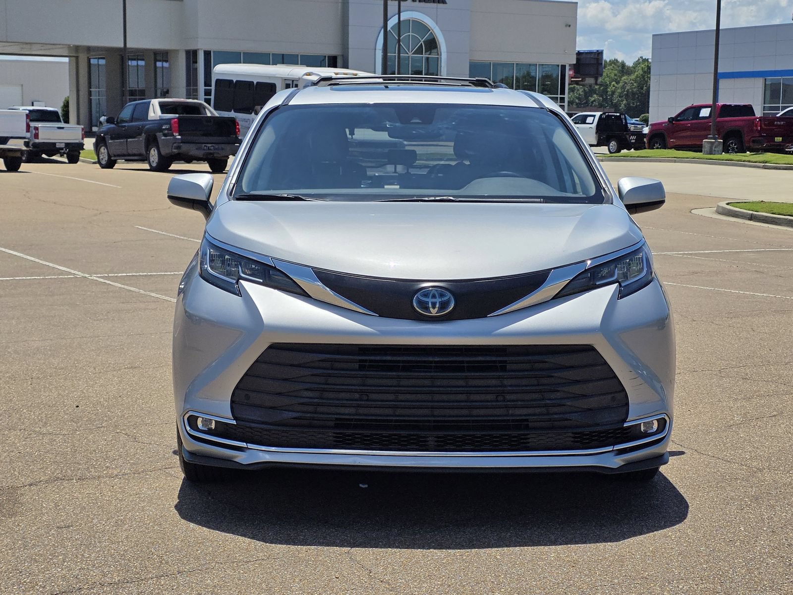 Used 2021 Toyota Sienna XLE FWD image 2