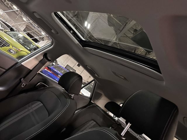 Used 2025 Hyundai Venue SEL FWD image 17