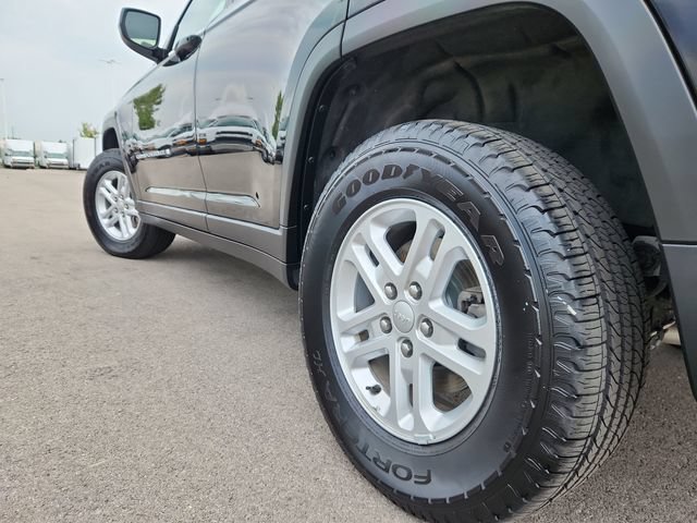 Used 2025 Jeep Grand Cherokee Laredo AWD/4WD image 18