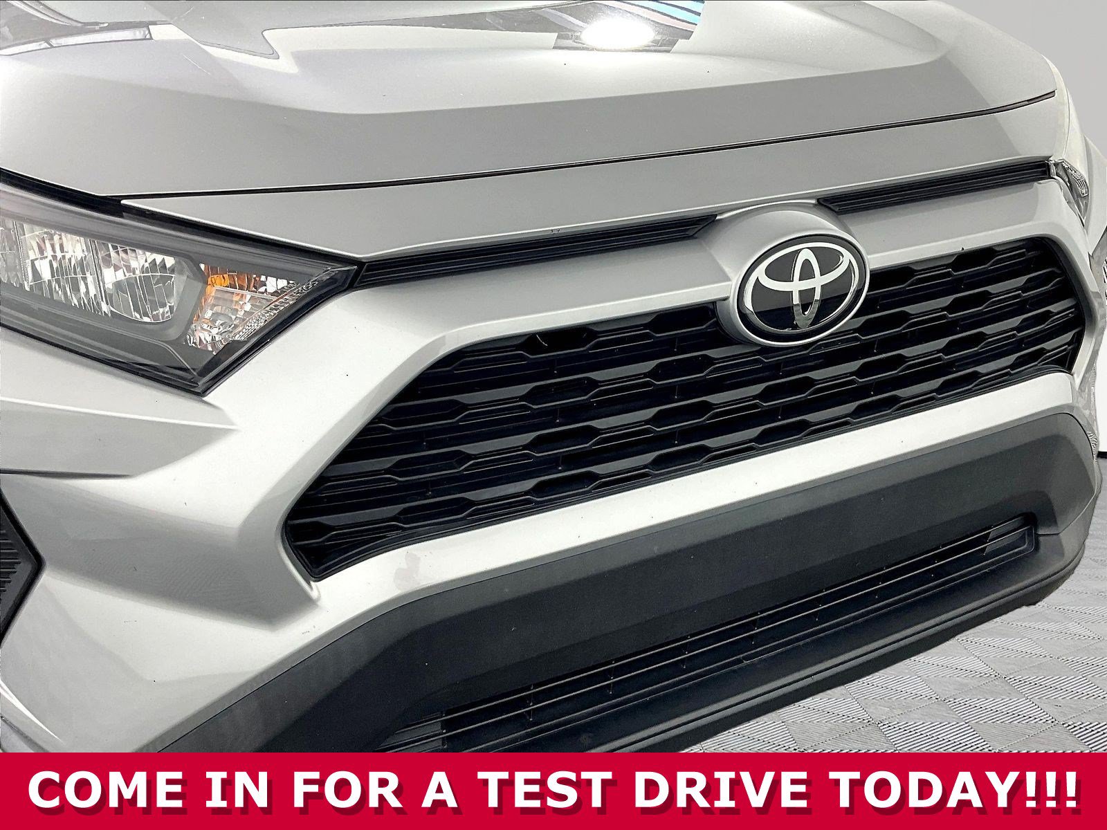 Used 2019 Toyota RAV4 LE w/ Carpet Mat Package FWD image 28