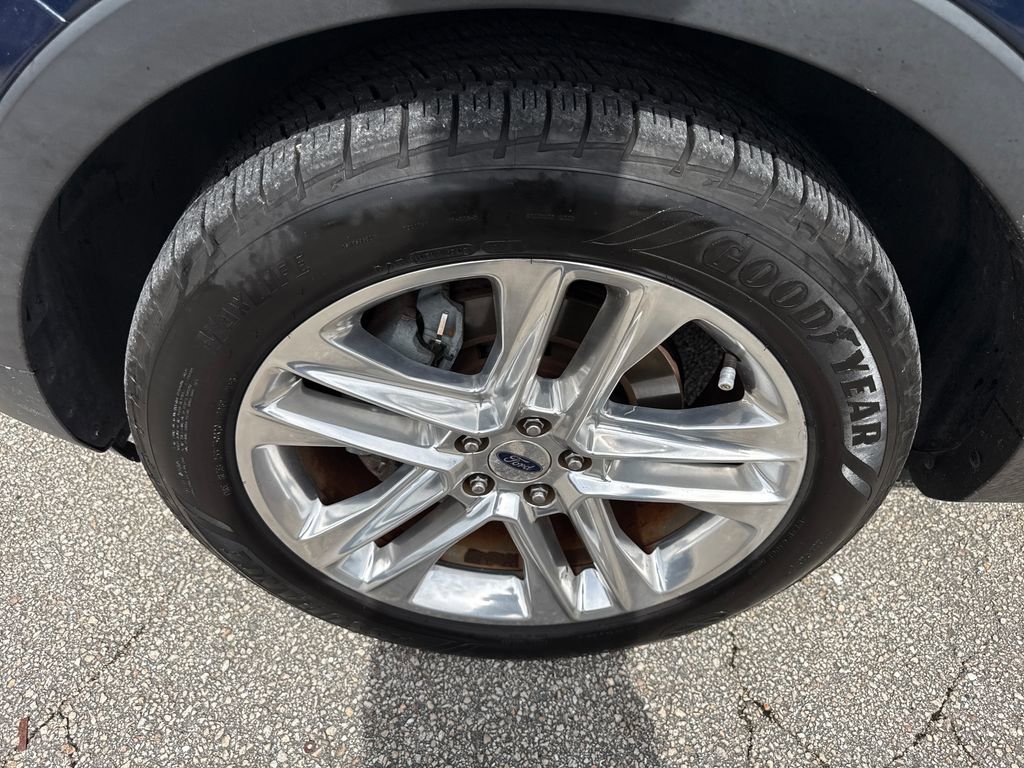 Used 2017 Ford Explorer XLT w/ Equipment Group 202A AWD/4WD image 11