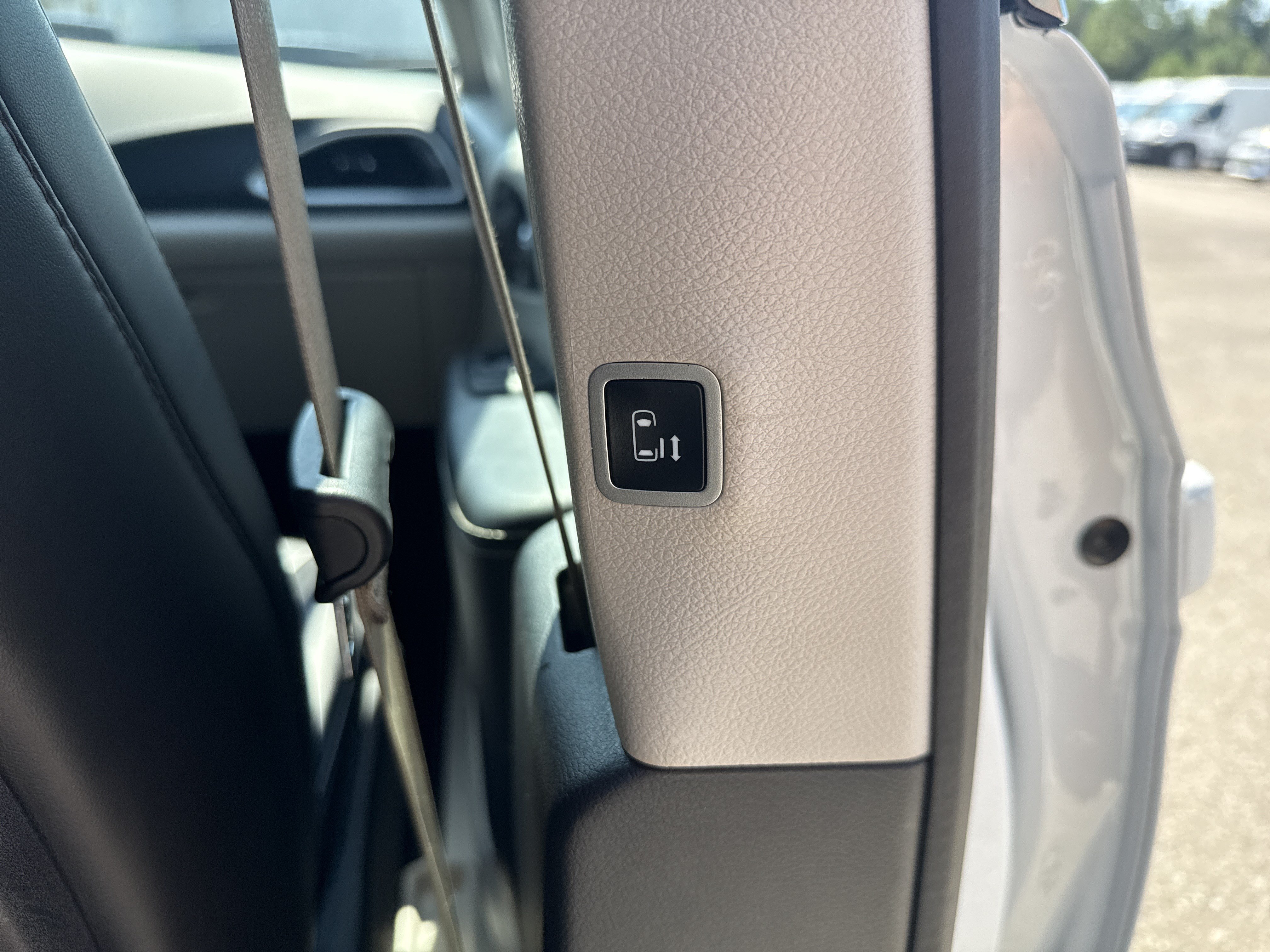 Used 2024 Chrysler Pacifica Touring-L FWD image 16