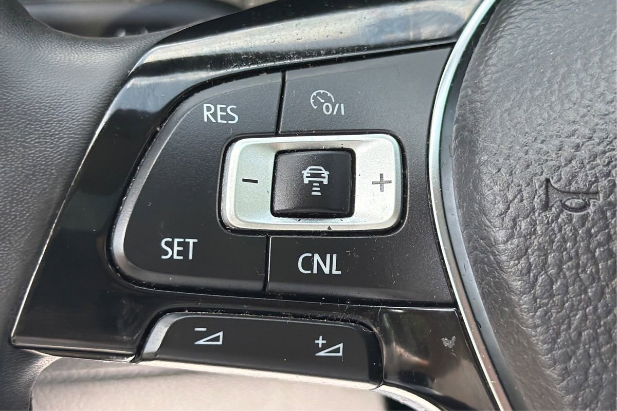 Used 2022 Volkswagen Passat 2.0T SE FWD image 33