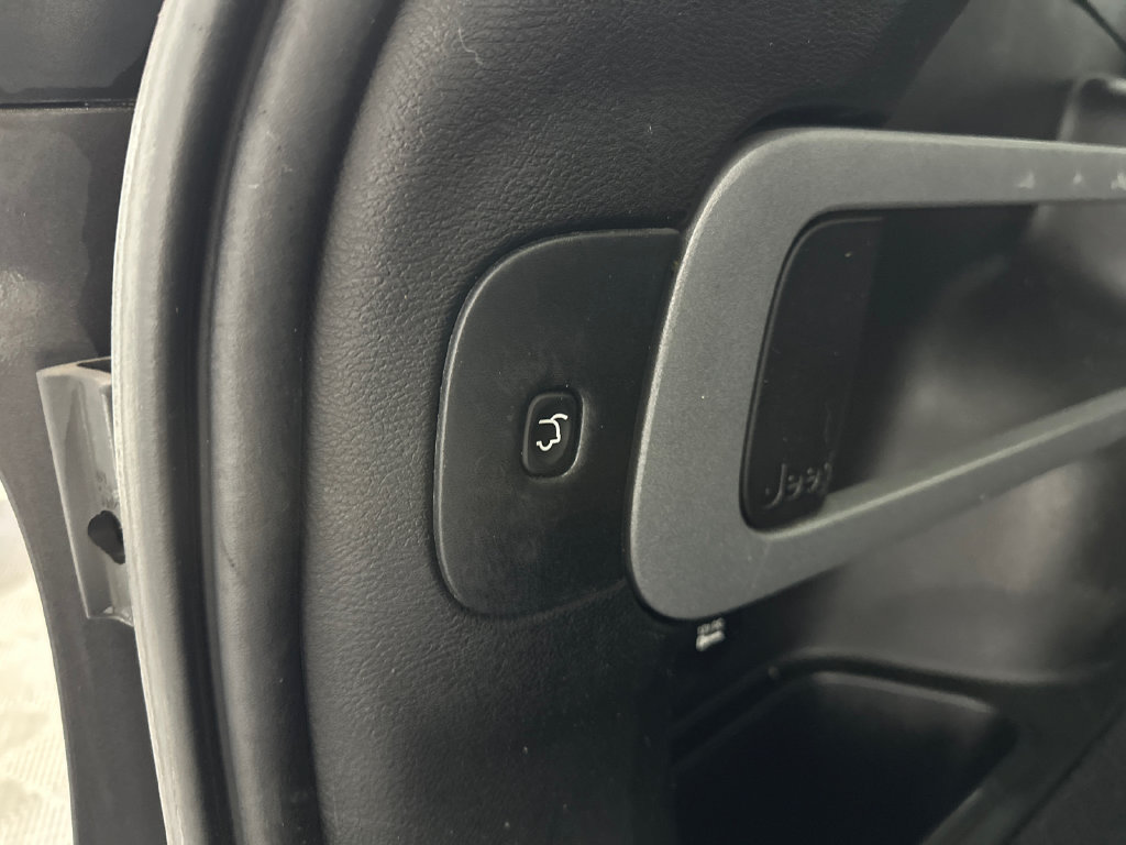 Used 2017 Jeep Cherokee Trailhawk AWD/4WD image 20