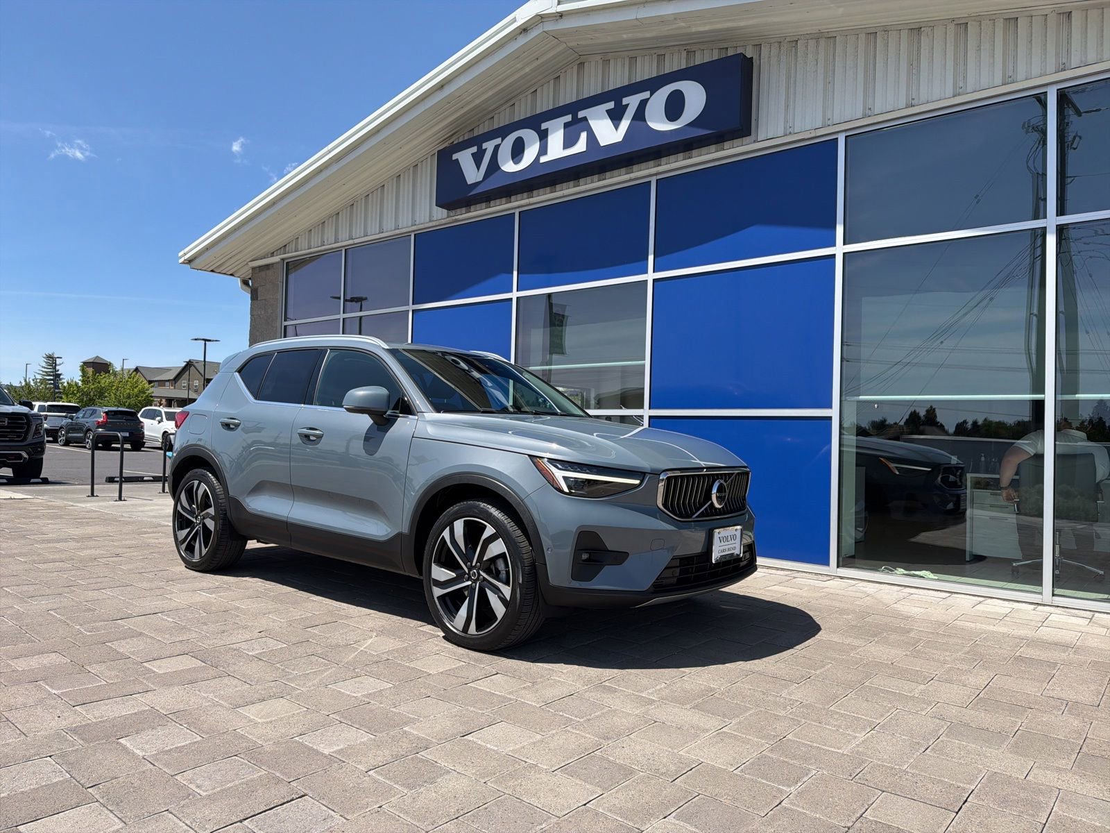 Used 2023 Volvo XC40 B5 Ultimate w/ Protection Package Premier AWD/4WD image 1