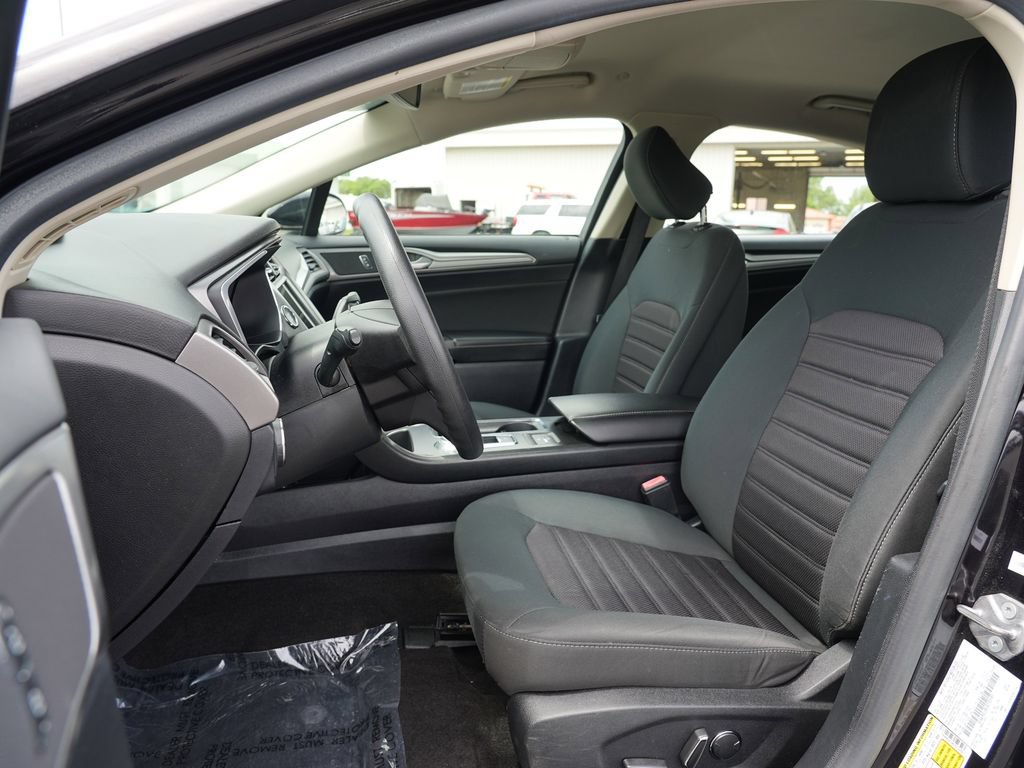 Used 2020 Ford Fusion SE FWD image 12