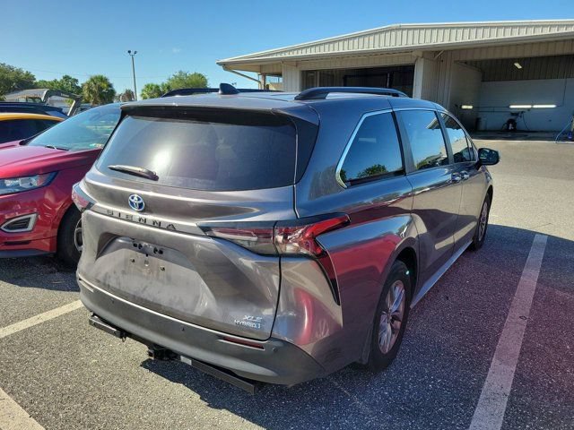 Used 2024 Toyota Sienna XLE w/ XLE Plus Package FWD image 4