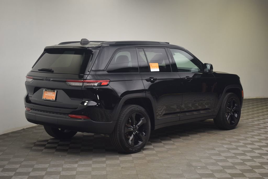 Used 2024 Jeep Grand Cherokee Altitude AWD/4WD image 5