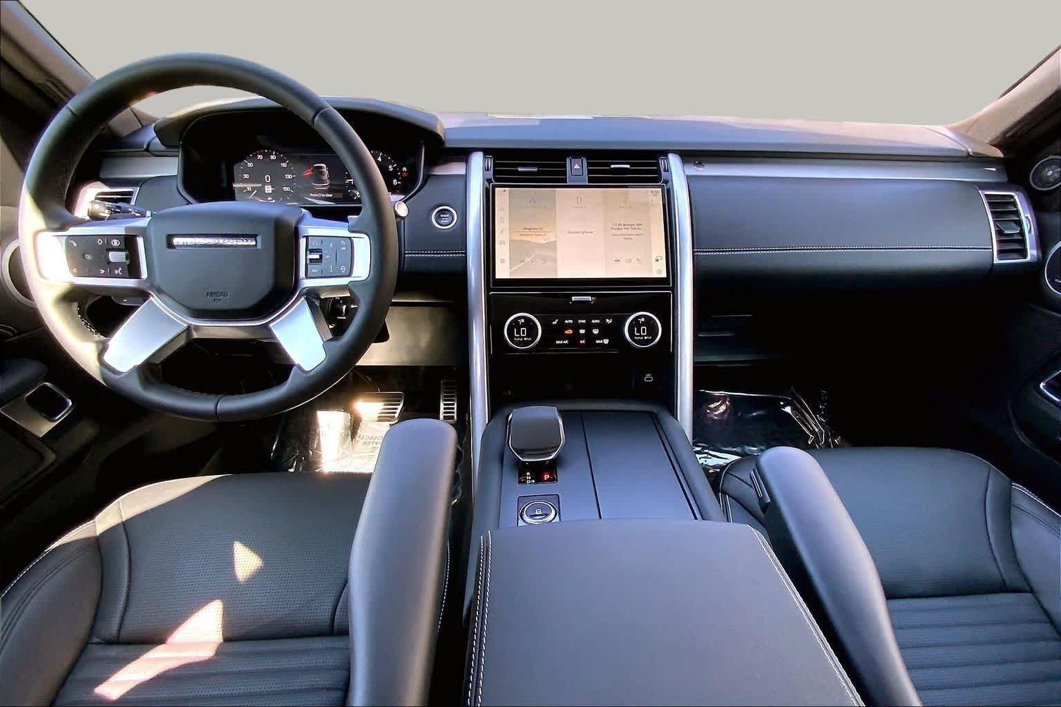 Used 2025 Land Rover Discovery Dynamic SE AWD/4WD image 14