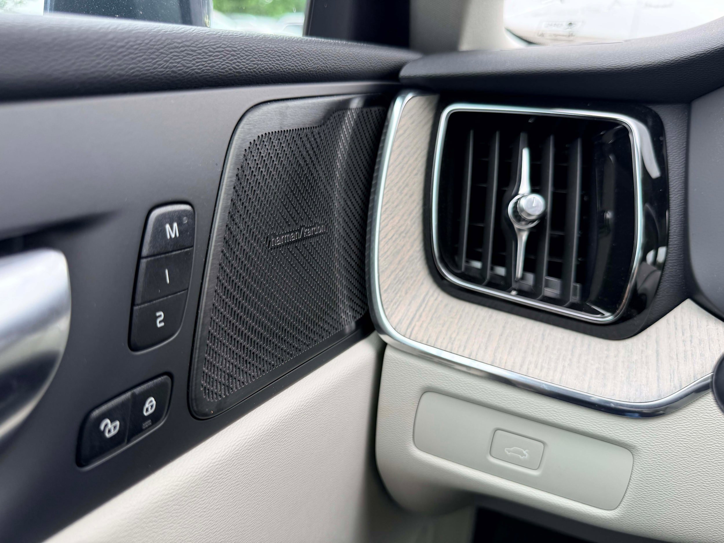 Certified 2023 Volvo XC60 B5 Plus w/ Climate Package FWD image 15