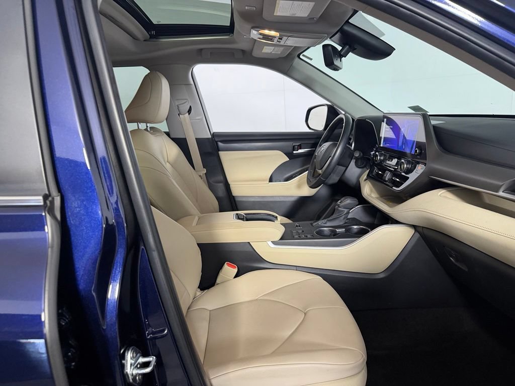 Used 2024 Toyota Highlander XLE FWD image 27
