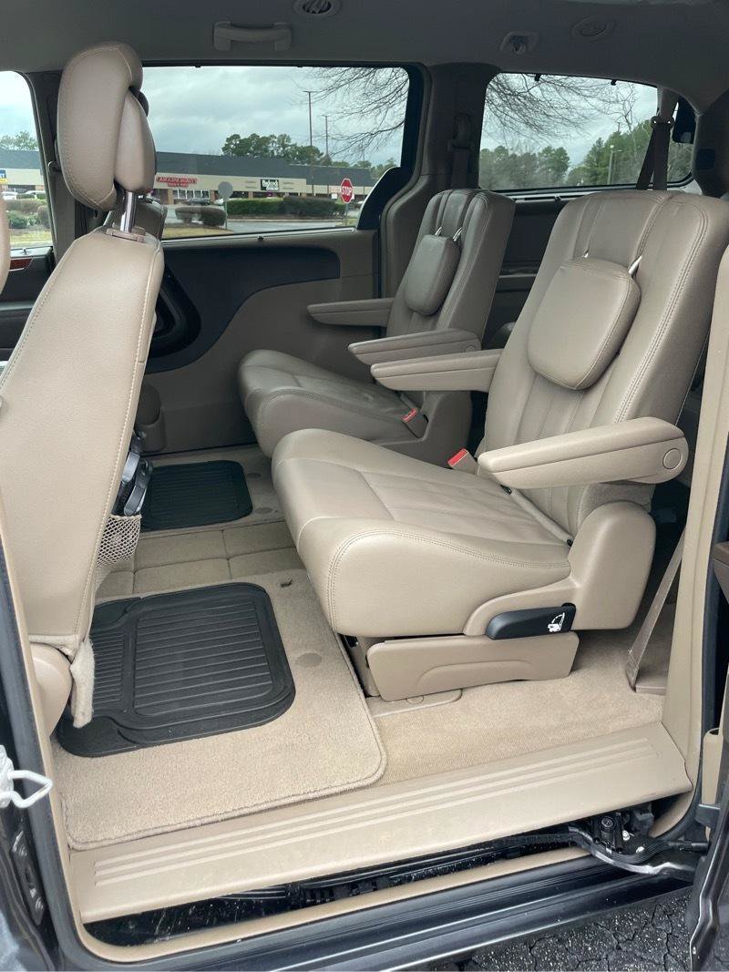 Used 2014 Chrysler Town & Country Touring FWD image 13