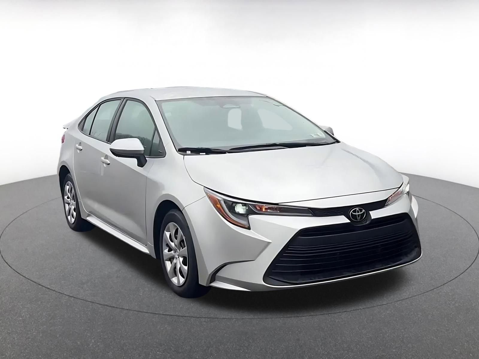 Used 2025 Toyota Corolla LE image 3