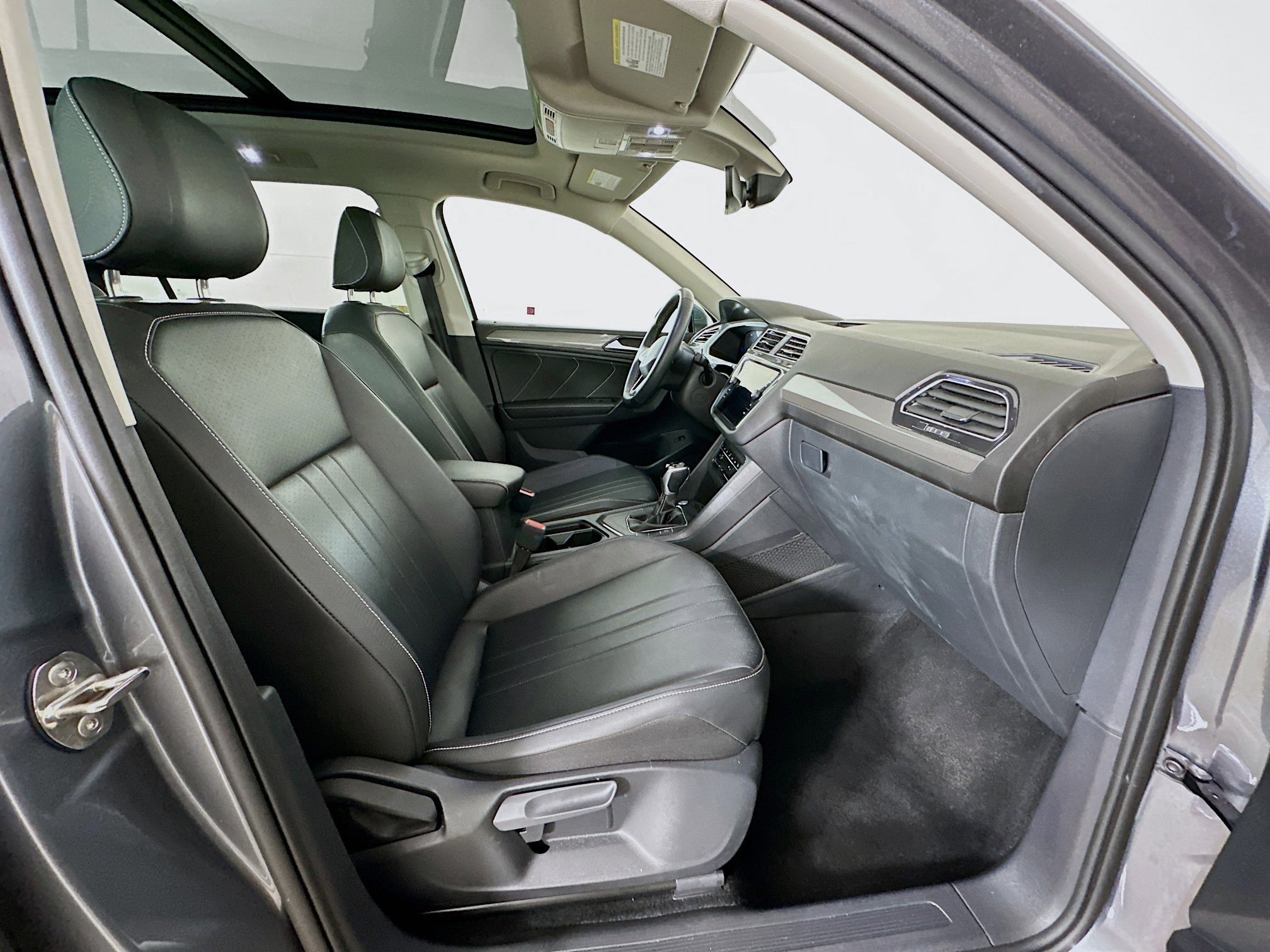 Used 2024 Volkswagen Tiguan SE image 32