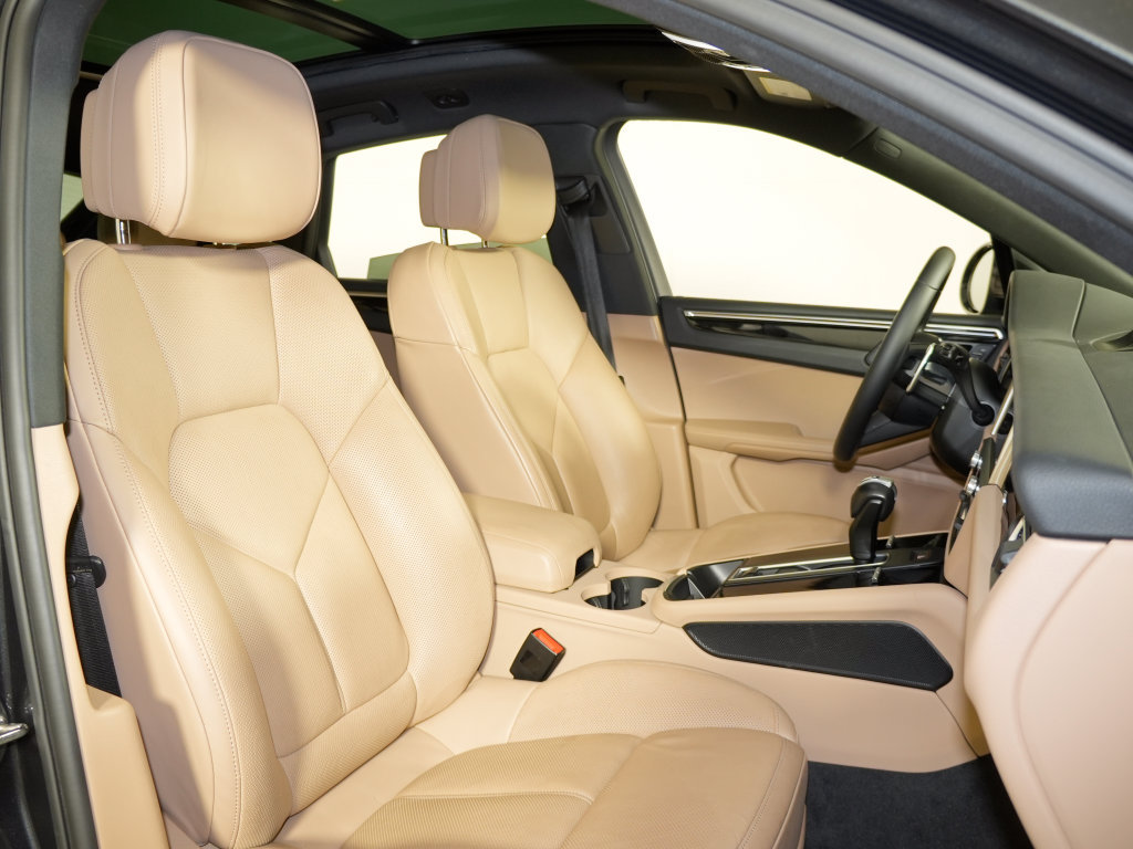 Certified 2023 Porsche Macan Turbo AWD/4WD image 42