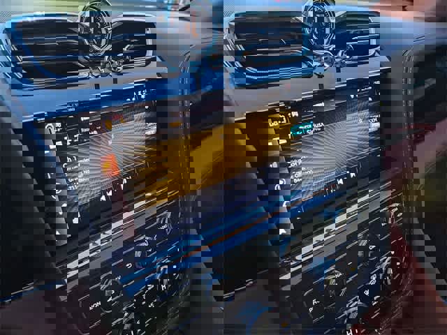 Used 2023 Bentley Bentayga Plug-In Hybrid image 32