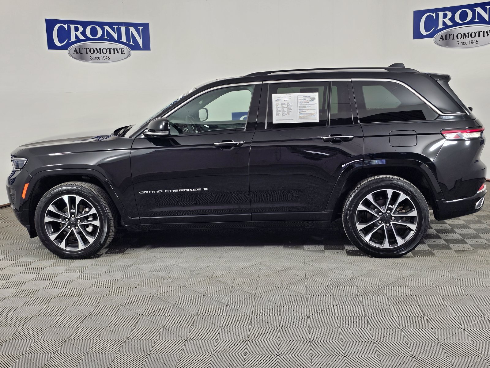Used 2023 Jeep Grand Cherokee Overland w/ Luxury Tech Group IV AWD/4WD image 42
