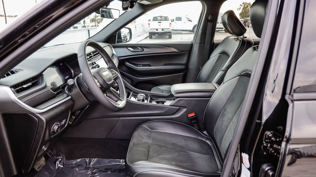Used 2025 Jeep Grand Cherokee Altitude AWD/4WD image 21