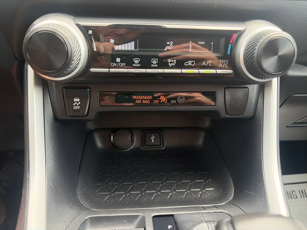 Used 2020 Toyota RAV4 LE FWD image 18