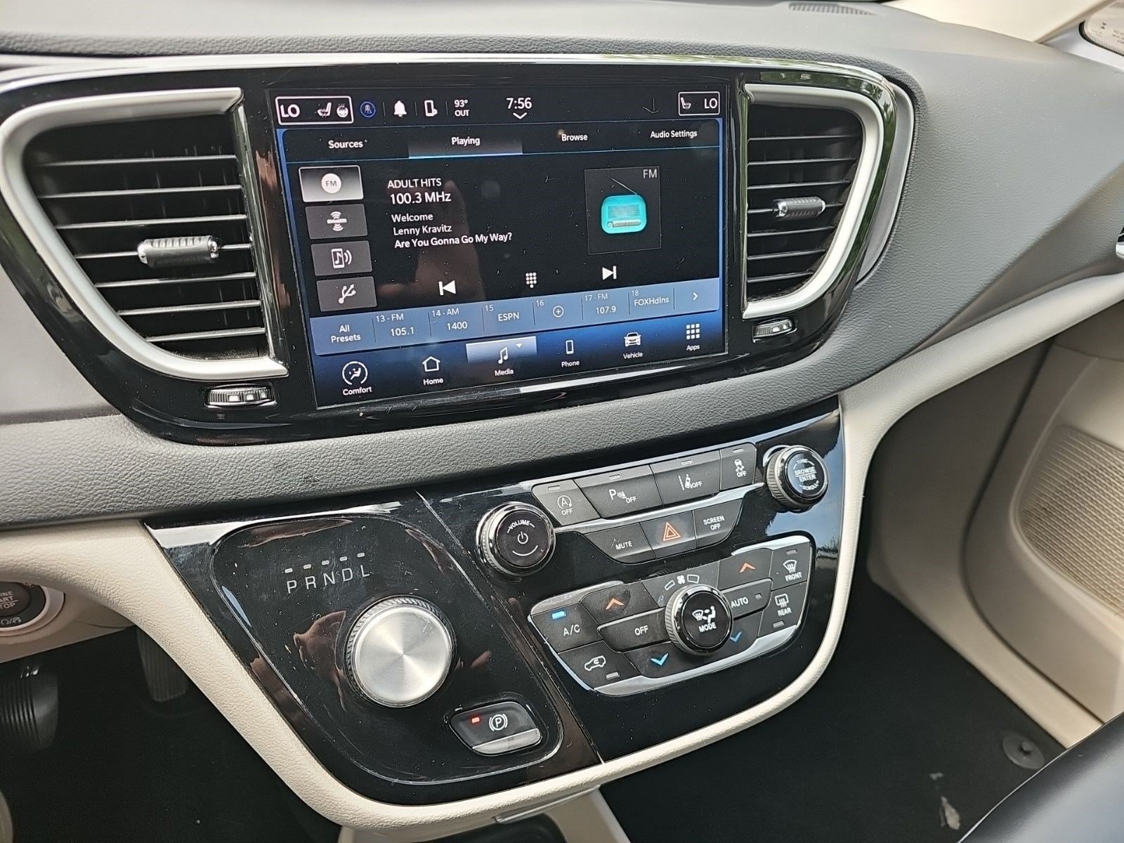 Used 2023 Chrysler Pacifica Touring-L FWD image 21
