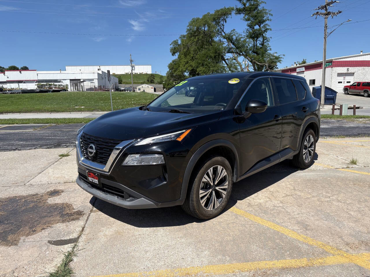Used 2022 Nissan Rogue SV image 2