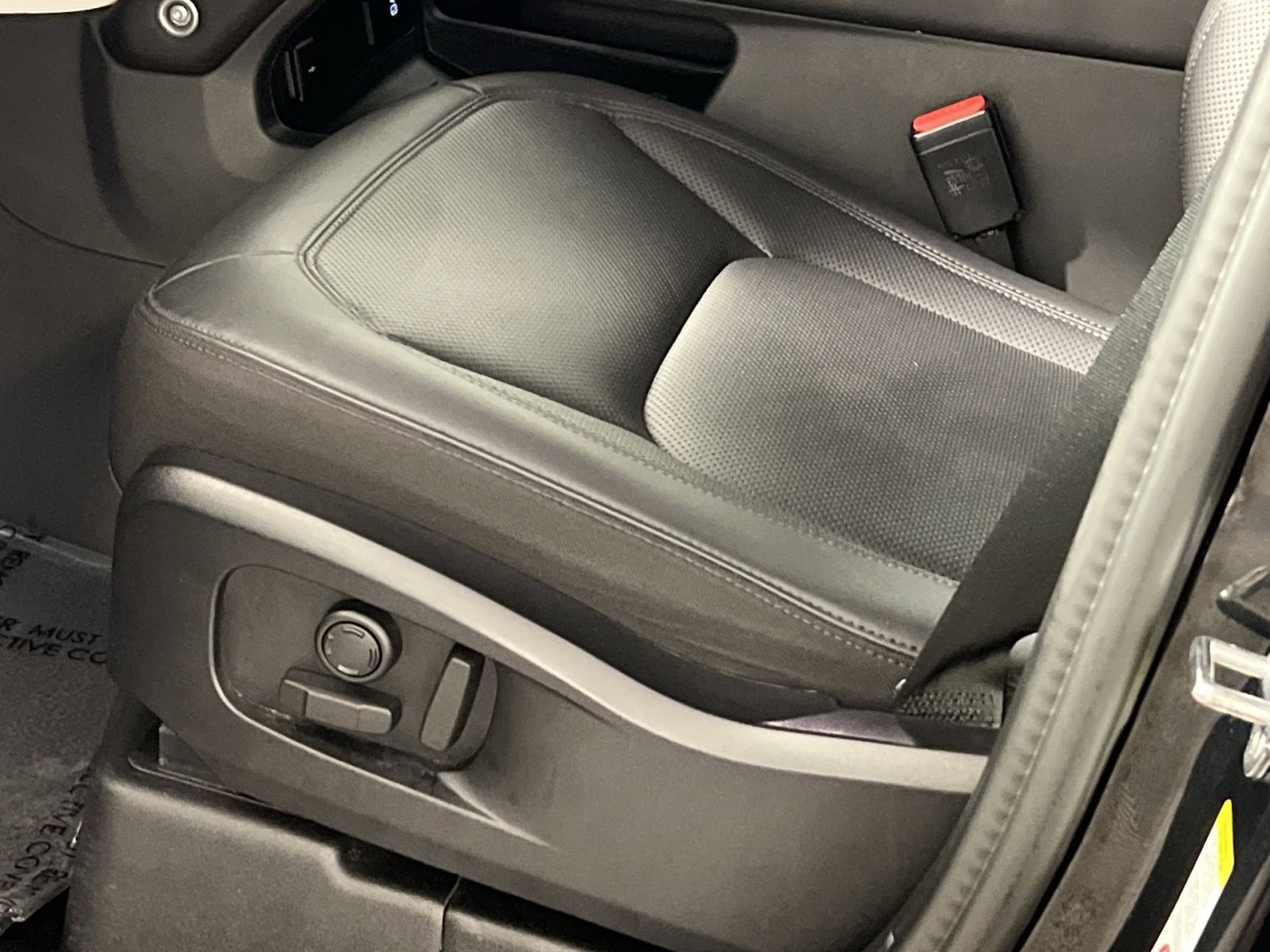 Used 2025 Land Rover Defender 110 S image 14