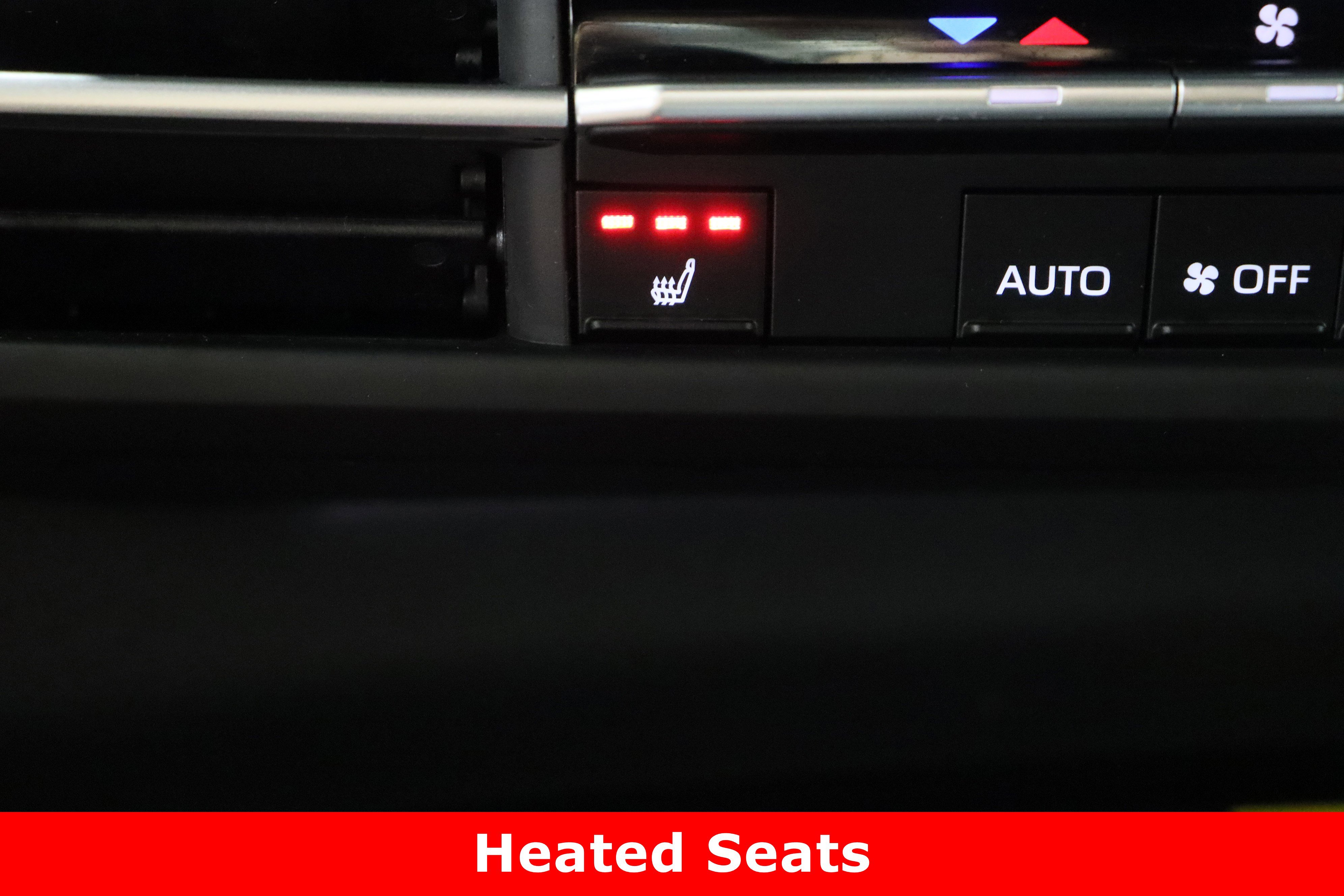 Used 2025 Toyota Sienna XLE Woodland Edition image 23